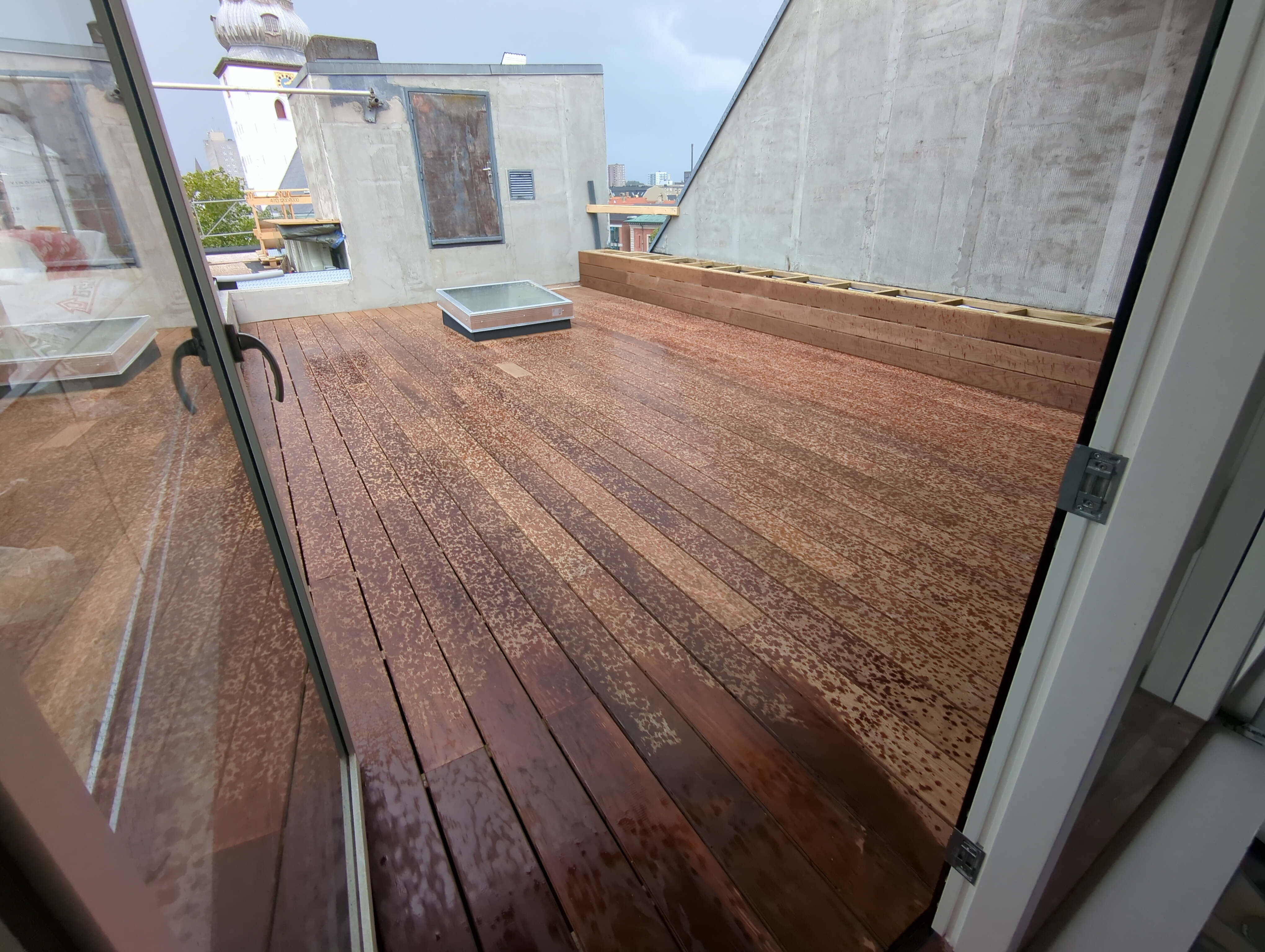 Ny tagterrasse belagt med hårdttræsbrædder